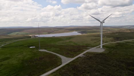 Windpark-In-Halifax-In-Den-Mooren-Von-Yorkshire,-Aufgenommen-Mit-Einer-Drohne