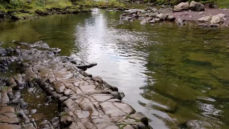 Ruhiger-Fluss,-Der-Zum-Scud-Clun-gwyn-Wasserfall-In-Brecon-Beacons-Wales-Uk-4k-Führt