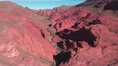 Luftaufnahme,-Die-Das-Prächtige-Rote-Felsental-Von-Quebrada-De-Humahuaca,-Nordargentinien,-Erkundet