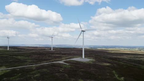 Windpark-In-Den-West-Yorkshire-Moors,-Aufgenommen-Mit-Einer-Drohne