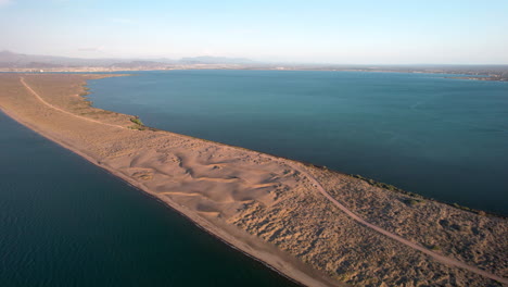 Toma-Rotacional-De-Drones-De-Las-Dunas-De-Mogote-Al-Atardecer-En-Baja-California-Sur-Mexico