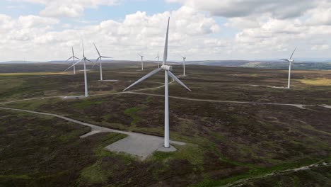 Moderner-Windpark-In-Den-Mooren-Von-West-Yorkshire,-Aufgenommen-Mit-Einer-Drohne