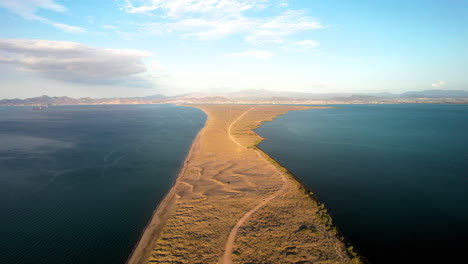 Toma-De-Drone-De-La-Carretera-Principal-De-Las-Dunas-De-Mogote-En-Baja-California-Sur-Mexico