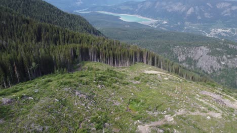 Paisaje-De-Montaña-Con-Represa-De-Energía-Hidroeléctrica-Con-árboles-Y-Río-En-Canadá-Bc-Usando-Drone-Aéreo-4k