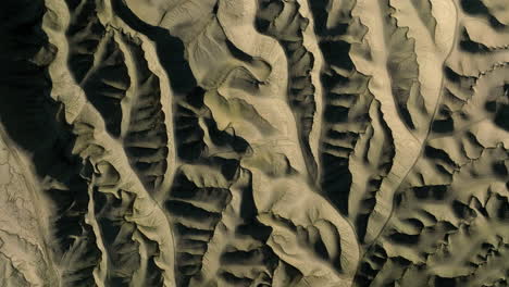 Desolate-Sand-Dunes-With-Erosion-Cracks-In-Utah,-USA