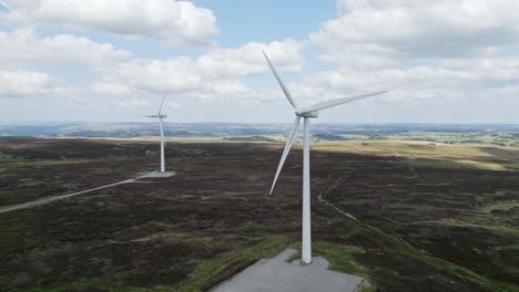 Großer-Windpark-In-Den-Mooren-Von-West-Yorkshire,-Aufgenommen-Mit-Einer-Drohne