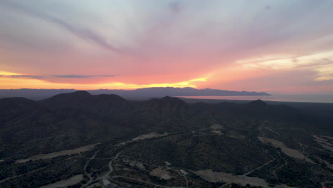 Drohnenaufnahme-Typ-Dronie-Der-Sonnenstrahlen-Bei-Sonnenuntergang-In-Los-Cabos-Mexiko