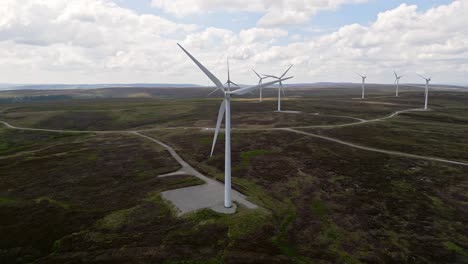 Ein-Abgelegener-Windpark-In-Den-Mooren-Von-West-Yorkshire,-Aufgenommen-Mit-Einer-Drohne