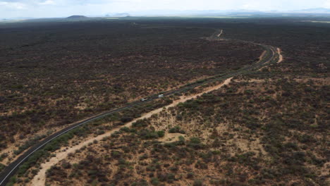 Carretera-Asfaltada-Con-Autos-En-Medio-De-Un-Vasto-Desierto-En-El-Valle-De-Omo,-Etiopía