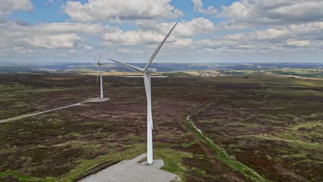 Windpark-In-Den-Mooren-Von-West-Yorkshire,-Aufgenommen-Mit-Einer-Drohne