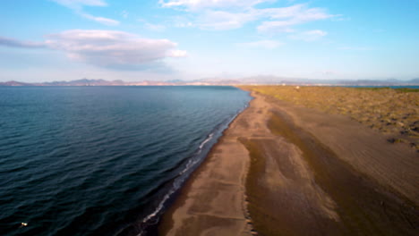 Toma-De-Drones-De-Un-Despegue-A-Nivel-De-Playa-En-Las-Dunas-De-El-Mogote-En-Baja-California-Sur-Mexico