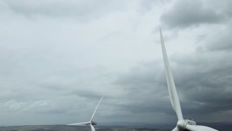 Drohnenaufnahme-Eines-Windparks-Und-Windturbinen,-Die-Sich-Im-Wind-Drehen-5
