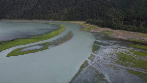 Absteigende-Luftdrohne-Mit-Breitem-Fluss-Und-Bäumen-Im-Tiefen-Tal-In-Kanada-Bc-4k