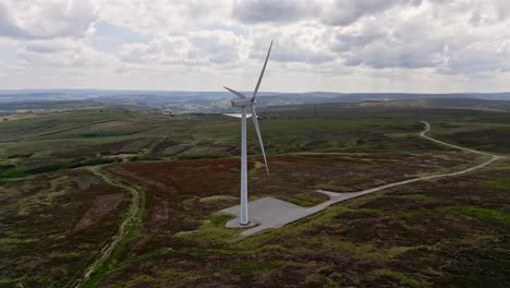 Aufnahmen-Eines-Windparks-In-Den-Mooren-Von-West-Yorkshire,-Aufgenommen-Mit-Einer-Drohne