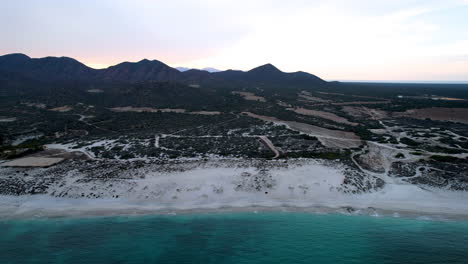 Drohnenaufnahme-In-Seitenansicht-Des-Strandes-La-Ventana-Und-Des-Wellenbrechers-In-Baja-California-Sur-Mexiko