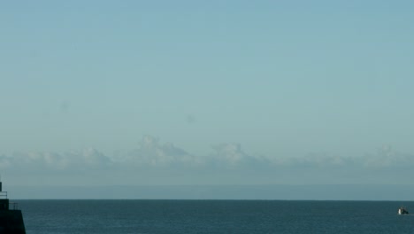 Vista-Panorámica-Del-Muelle-Oeste-De-La-Bahía-De-Swansea-Al-Pescador-Que-Se-Dirige-A-La-Primera-Captura-Del-Día-4k