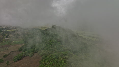Volcán-Panama-Aerial-V5-Cinematic-High-Height-Drone-Fly-Through-Clouds-Enthüllt-Wunderschöne-Offene-Grüne-Weiden-Im-Hochland-–-Aufgenommen-Mit-Mavic-3-Cine-–-April-2022