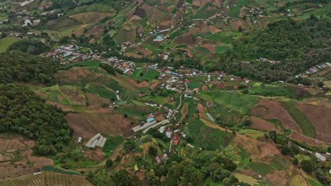 Cerro-Punta-Panama-Aerial-V2-Vogelperspektive,-Die-Eine-Wunderschöne-Landschaft-Mit-Kultiviertem-Ackerland-Und-Indigenen-Häusern-In-Hochgelegenen-Berggebieten-Einfängt---Aufgenommen-Mit-Mavic-3-Cine---April-2022