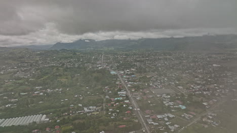 Volcán-Panama-Aerial-V3-Cinematic-Drohne-Fliegt-Durch-Wolken-Und-Zeigt-Ländliches-Stadtbild-Mit-Bauernhäusern-Und-Einem-Wunderschönen-Tal-In-Der-Umgebung-–-Aufgenommen-Mit-Mavic-3-Cine-–-April-2022