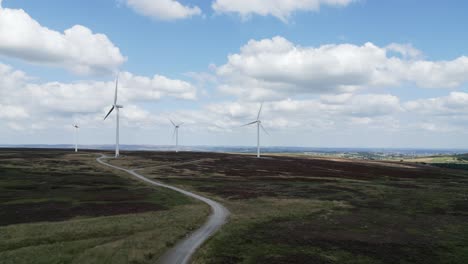 Großer-Windpark-In-Den-Mooren-Von-West-Yorkshire,-Aufgenommen-Mit-Einer-Drohne-1