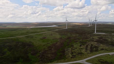 Windpark-In-Den-Mooren-Von-Yorkshire-über-Halifax,-Aufgenommen-Mit-Einer-Drohne