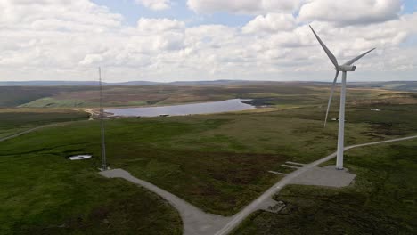 Windpark-In-Den-Mooren-Von-Yorkshire,-England,-Aufgenommen-Mit-Einer-Drohne