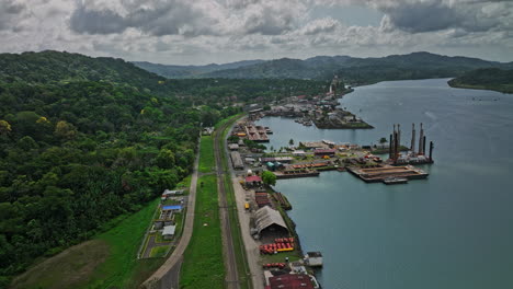 Panamakanal-Antenne-V4-Drohnenüberführung-über-Die-Ländliche-Kleinstadt-Gamboa-Entlang-Der-Biegung-Des-Flusses-Chagres,-Die-Eine-Verlassene-Werft-Und-Tropisches-Klima-Mit-Stürmischen-Wolken-Einfängt-–-Aufgenommen-Mit-Mavic-3-Cine-–-April-2022