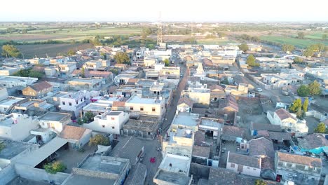 Una-Foto-De-Un-Dron-De-La-Vista-De-Un-Pueblo-Rural-Donde-Se-Ven-Muchas-Casas-Similares