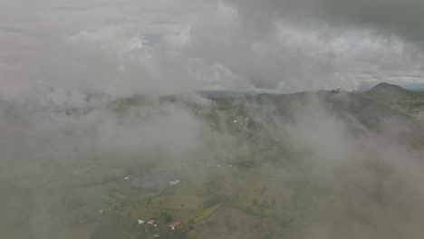 Volcán-Panamá-Aéreo-V2-Gran-Altitud-Cinemática-Vista-Del-Paisaje-Drone-Volar-A-Través-De-Las-Nubes-Capturando-La-Montaña-Y-El-Pequeño-Paisaje-Rural---Filmado-Con-Mavic-3-Cine---Abril-De-2022