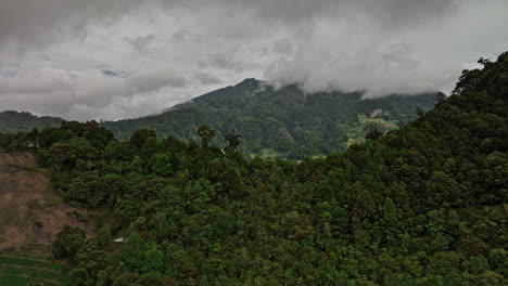 Cerro-Punta-Panamá-Antena-V1-Flyover-Mountain-Ridge-Revela-Tierras-De-Cultivo-Y-Estratovolcán-Volcán-Barú-Paisaje-Montañoso-Con-Densas-Nubes-Tropicales-En-El-Cielo---Filmado-Con-Cine-Mavic-3---Abril-De-2022