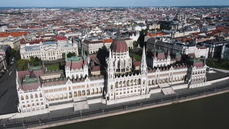 Glatter-Luftbogen,-Der-Um-Das-Ungarische-Parlamentsgebäude-In-Budapest-Kreist