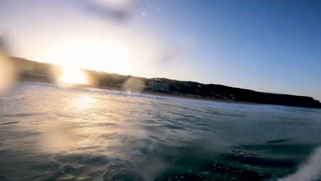 Surfista-Surfeando-Olas-Oceánicas-Tropicales-Atacando-El-Labio-Con-Un-Enorme-Amanecer-En-El-Fondo