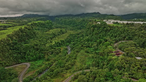 Cordillera-Panamá-Antena-V3-Hermosa-Vista-Del-Paisaje,-Sobrevuelo-De-Drones-Prístinas-Cordilleras-Que-Capturan-El-Dosel-De-La-Selva-Verde-Exuberante-Y-El-Cañón-Del-Río-Macho-Monte---Filmado-Con-Cine-Mavic-3---Abril-De-2022