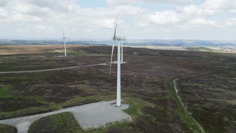 Ländlich-Gelegener-Windpark-In-Den-Mooren-Von-West-Yorkshire,-Aufgenommen-Mit-Einer-Drohne