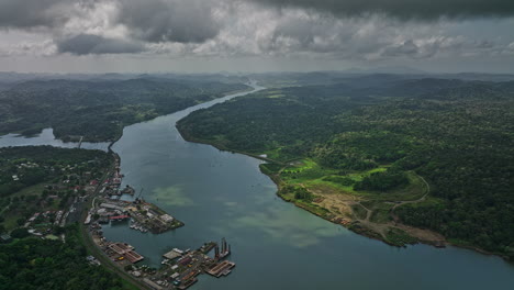 Panama-Canal-Aerial-V3-Filmischer-Schwenk,-Der-Eine-Kleine-Stadt-Gamboa-Und-Die-Wunderschöne-Landschaft-Des-Chagres-flusses-Und-Des-Regenwaldes-Mit-Dichten-Stürmischen-Wolken-Am-Himmel-Einfängt---Aufgenommen-Mit-Mavic-3-Cine---April-2022