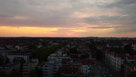 Dramatische-Orangefarbene-Große-Himmelswolken-über-Den-Dächern-Von-Berlin