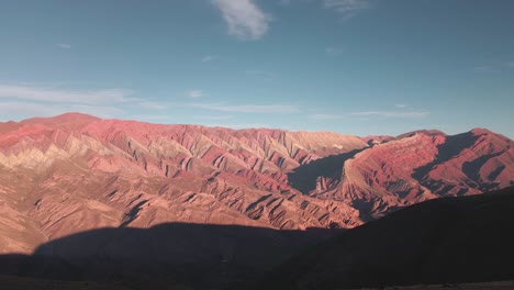 Statische-Aufnahme-Einer-Dame-Mit-Braunem-Hut,-Die-Vor-Einem-Atemberaubenden-Bergblick-Im-Norden-Argentiniens-Erscheint
