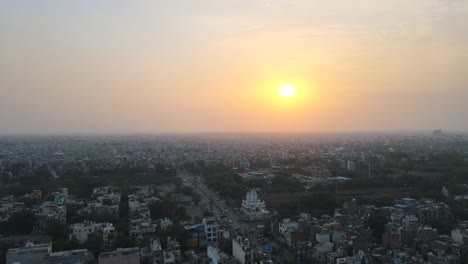 Sonnenuntergang-Luftaufnahme-Der-Dächer-Der-Indischen-Stadt-Neu-Delhi-West-Delhi-4k