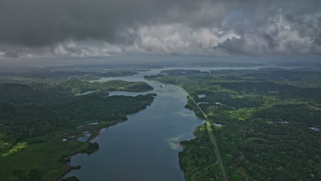 Panama-Canal-Aerial-V1-High-Flyover-Gamboa-Area-Aufnahme-Der-Landschaft-Des-Chagres-Flusses,-Der-Zum-Gatun-See-Führt,-Mit-Schweren-Tropischen-Sturmwolken-Am-Himmel---Aufgenommen-Mit-Mavic-3-Cine---April-2022