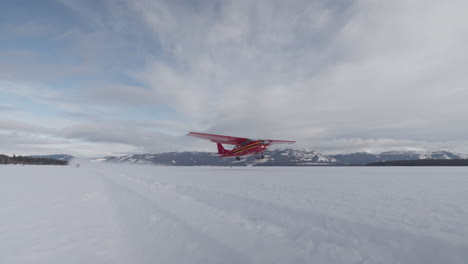 Aufnahme-Eines-Flugzeugs,-Das-Im-Winter-Von-Einem-Zugefrorenen-See-Abhebt