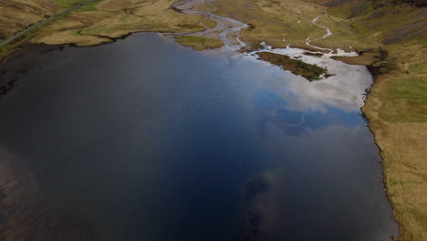 Fantastische-Luftaufnahme-über-Einem-Kleinen-See-Und-Enthüllt-Die-Wunderschönen-Berge-Im-Glencoe-Hochlandtal