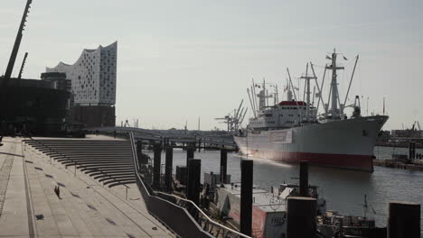 Elbphilharmonie-in-the-sunlight-early-in-the-morning
