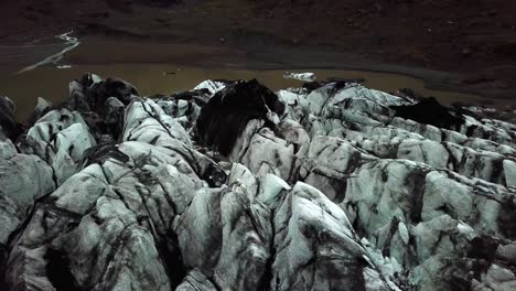 Luftaufnahme-über-Den-Sólheimajökull-gletscher,-Der-Im-Sommer-In-Island-Zu-Wasser-Schmilzt