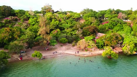 Gente-Nadando-En-El-Arroyo-Kifili-En-Kenia-Con-Bote-Dhow-De-Madera