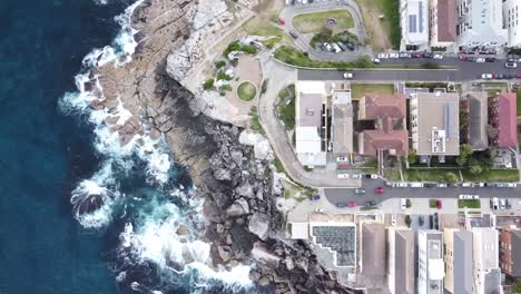 Drone-aerial-top-view-of-houses-next-to-a-cliff-in-Sydney,-Australia