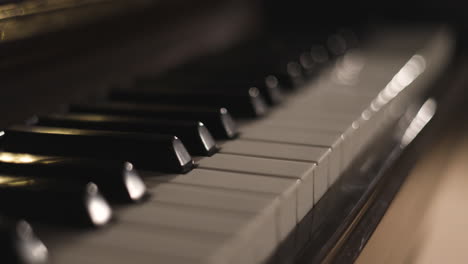 Keyboard-on-vertical-piano-seen-from-the-left-side,-close-up,-shallow-focus