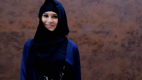 Glückliches-Gehendes-Arabisches-Mädchen-Im-Abaya-Hijab