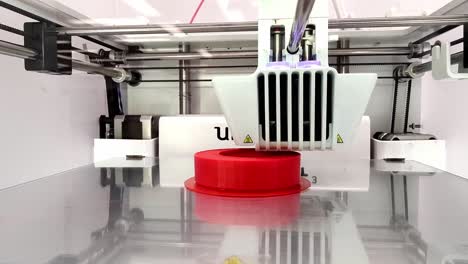 Nahaufnahme-Eines-3D-Druckers,-Der-An-Einem-Runden-Modell-Arbeitet