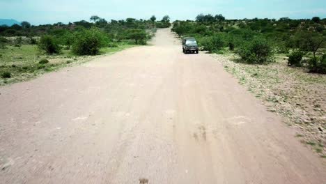 Jeep,-Der-Durch-Die-Landschaft-In-Kenia-Fährt---Rückzug