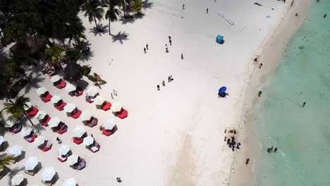 Eine-Luftaufnahme-Von-Menschen,-Die-Am-Strand-Von-Isla-Mujeres-Spazieren-Gehen